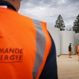 Avec le fort déploiement du solaire, la production d'énergie se fait simultanément partout et génère un surplus d'électrons qu'il s'agit de reprendre et d'évacuer, leur stockage n'étant pas encore possible. (KEYSTONE/Valentin Flauraud) KEYSTONE/VALENTIN FLAURAUD